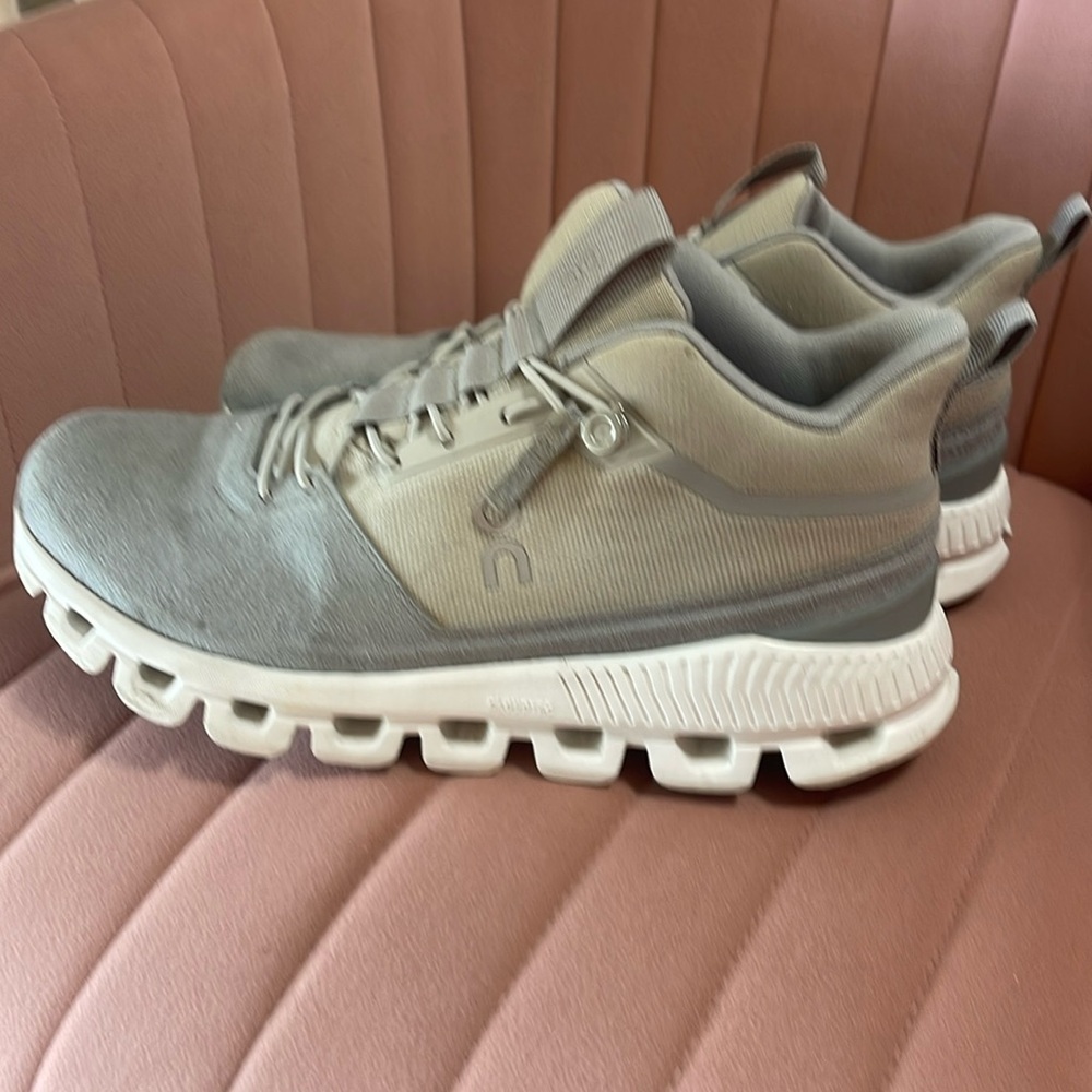 ON Running Women's Cloud Hi Running Shoes, size 8:5